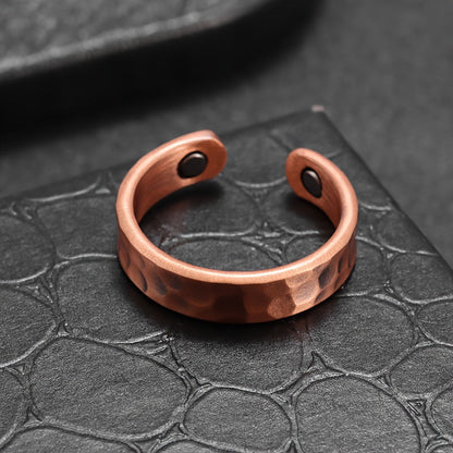 Anillo de cobre con banda texturizada