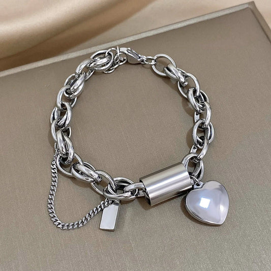 Brazalete grueso con corazón | Oro blanco
