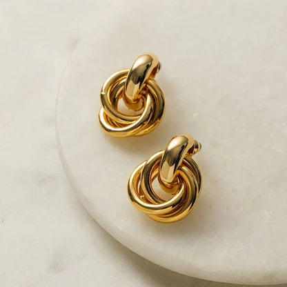 Aretes entrelazados llamativos | Oro