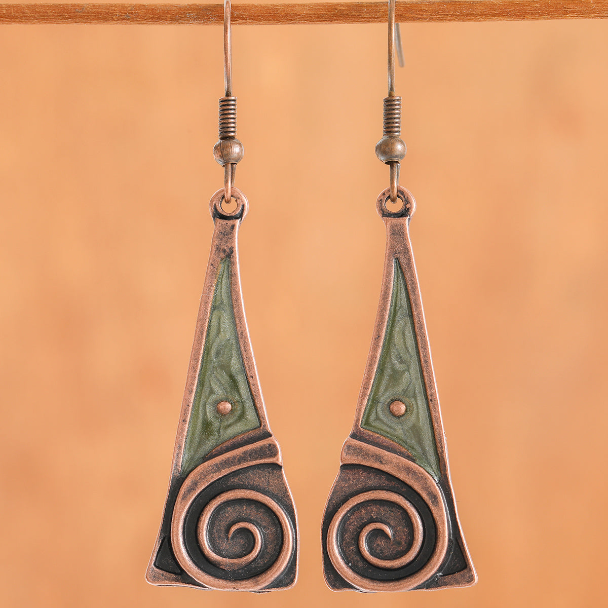 Aretes de cobre con espiral tribal