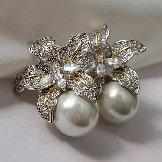Exquisitos aretes de flor y perla | Oro blanco